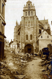 Zerstörte Stadtansicht mit Kirche und Trümmern aus der Zeit des Ersten Weltkriegs