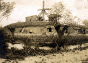 Historische Festung auf einem Hügel mit Unterständen und Wehranlage aus dem frühen 20. Jahrhundert