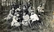 Historische Zusammenkunft von Soldaten der Heer im Wald während des Ersten Weltkriegs