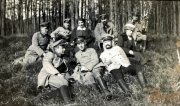 Historische Zusammenkunft von Soldaten der Heer im Wald während des Ersten Weltkriegs