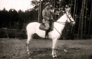 Ein Offizier der Heer sitzt auf einem weißen Pferd in einer Waldlandschaft in Deutschland während des frühen 20. Jahrhunderts