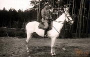 Ein Offizier der Heer sitzt auf einem weißen Pferd in einer Waldlandschaft in Deutschland während des frühen 20. Jahrhunderts