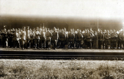 Militärparade des Heeres mit Offizieren und Soldaten an einem Bahnhof in der frühen Morgenstunde