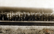 Militärparade des Heeres mit Offizieren und Soldaten an einem Bahnhof in der frühen Morgenstunde
