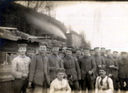 Gruppenfoto von Soldaten der Heer während des Ersten Weltkriegs in einem Lager