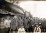Gruppenfoto von Soldaten der Heer während des Ersten Weltkriegs in einem Lager