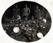 Soldaten der Heer versammeln sich in einer Waldlichtung während des Ersten Weltkriegs