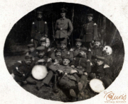 Soldaten der Heer versammeln sich in einer Waldlichtung während des Ersten Weltkriegs