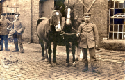 Soldaten der Heer mit Pferden vor einer Kaserne in einer historischen Umgebung
