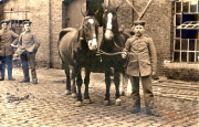 Soldaten der Heer mit Pferden vor einer Kaserne in einer historischen Umgebung