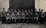 Gruppenaufnahme von Soldaten der Heer während des frühen 20. Jahrhunderts in einer Kaserne