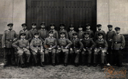 Gruppenaufnahme von Soldaten der Heer während des frühen 20. Jahrhunderts in einer Kaserne