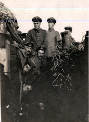 Soldaten der Heer posieren in einem Schützengraben während des Ersten Weltkriegs