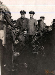 Soldaten der Heer posieren in einem Schützengraben während des Ersten Weltkriegs