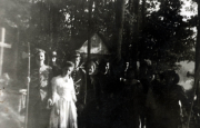 Heer versammelt sich in einem Wald mit antiker Kleidung und historischem Hintergrund