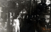 Heer versammelt sich in einem Wald mit antiker Kleidung und historischem Hintergrund