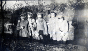 Soldaten der Heer in einem Unterstand während des Ersten Weltkriegs, circa 1916