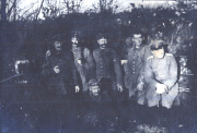 Soldaten der Heer während des Ersten Weltkriegs in einer Feldposition bei Dämmerung