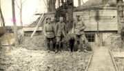 Soldaten der Heer in historischer Uniform vor einem Bunkereingang im Wald