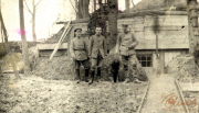 Soldaten der Heer in historischer Uniform vor einem Bunkereingang im Wald
