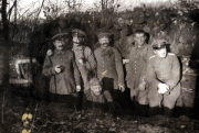 Soldaten der Heer während des Ersten Weltkriegs in einem Graben