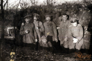 Soldaten der Heer während des Ersten Weltkriegs in einem Graben