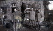 Soldaten der Heer mit Pferd vor einem Ziegelhaus während des Ersten Weltkriegs