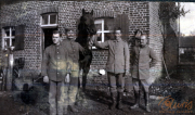 Soldaten der Heer mit Pferd vor einem Ziegelhaus während des Ersten Weltkriegs