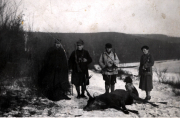 Jäger mit erlegtem Wildtier bei winterlichem Wetter in der Natur