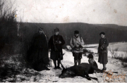 Jäger mit erlegtem Wildtier bei winterlichem Wetter in der Natur