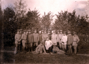 Gruppenbild von Soldaten der Heer im Freien während des Ersten Weltkriegs