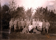 Gruppenbild von Soldaten der Heer im Freien während des Ersten Weltkriegs