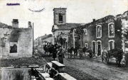 Historisches Bild von Hattonville mit Menschen und Pferdefuhrwerken in einer rauen Umgebung