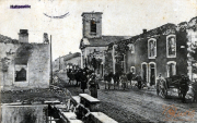 Historisches Bild von Hattonville mit Menschen und Pferdefuhrwerken in einer rauen Umgebung