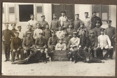 Gruppe von Soldaten der Heer im Jahr 1914 vor einem historischen Gebäude in Europa