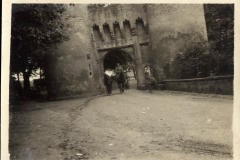 Soldaten betreten das historische Tor in einem alten Dorf in Deutschland während der frühen 20. Jahrhundert
