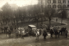 Soldaten der Heer während der Zwischenkriegszeit mit Pferden und Fahrzeugen auf einem Platz