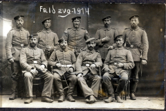 Gruppe von Soldaten der Heer im Jahr 1914 beim Gruppenfoto in einer militärischen Aufstellung
