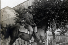Militärsoldat auf einem Pferd während des Ersten Weltkriegs in ländlicher Umgebung