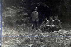 Vier Soldaten und ein Offizier versammeln sich im Wald während des Ersten Weltkriegs