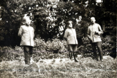 Treffen von Heerangehörigen in einer Waldlandschaft während des frühen 20. Jahrhunderts