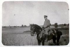 Ein Soldat auf einem Pferd in einer ländlichen Umgebung während des frühen 20. Jahrhunderts