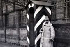 Soldat steht vor einem Wachturm in einer historischen Kaserne während des frühen 20. Jahrhunderts