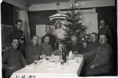 Weihnachtsfeier der Heer-Offiziere im Jahr 1914 mit festlich geschmücktem Baum