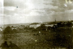 Historische Ansicht des Heers mit Blick auf die Landschaft und Gebäude in der Ferne