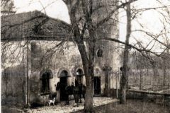 Heer beim Besuch eines historischen Gebäudes in einer ländlichen Umgebung im Winter