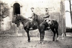 Historisches Bild von zwei Soldaten der Heer auf Pferden in einer ländlichen Umgebung