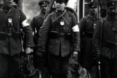 Soldaten der Heer mit Diensthunden in einem historischen Moment in einer ländlichen Umgebung