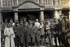 Soldaten der Heer vor einem historischen Gebäude in der frühen 20. Jahrhundert