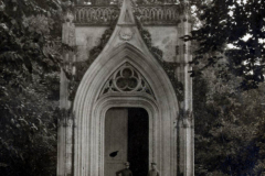 Kapelle im Wald mit zwei Soldaten in historischer Uniform